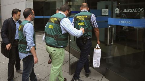 Agentes de la UCO, a su llegada a los juzgados de Oviedo, con la documentacion recogida en el domicilio del exsecretario general del SOMA-FITAG-UGT Jos ngel Fernndez Villa