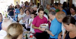Participantes en la marcha hasta las minas celebrada el a�o pasado, reponiendo fuerzas en Vieiro. 