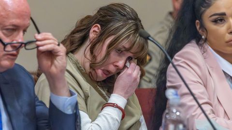 Hannah Guti�rrez-Reed, tras escuchar la sentencia en Santa Fe, Nuevo M�xico, sentada entre su abogado y su asistente legal.