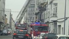 Los bomberos, durante el operativo de rescate junto al cruce de A Florida