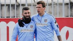 Los jugadores del Atl�tico de Madrid Arda Turan (i) y Mario Mandzukic (d)