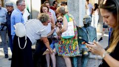 Minuto de silencio en memoria de la trabajadora de ayuda en el hogar asesinada el martes en o Porriño.