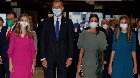  La princesa Leonor; el rey Felipe VI; la reina Letizia y la infanta Sof�a, a su llegada al tradicional concierto de los Premios Princesa de Asturias, este jueves en el Auditorio Pr�ncipe Felipe de Oviedo