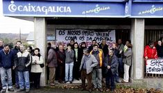 Los manifestantes portaban pancartas en contra del cierre de la oficina de R�o.