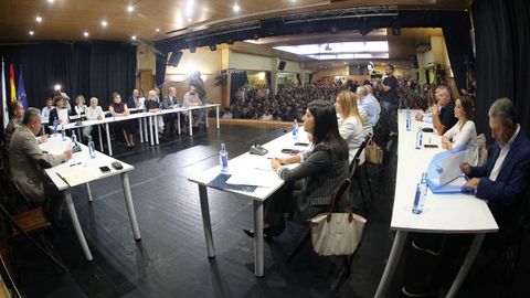 PLENO MOCION DE CENSURA EN EL CONCELLO DE RIBEIRA, DONDE LUIS PEREZ BARRAL ALCALDE DEL BNG CEDE EL BASTON DE MANDO A LA NUEVA ALCALDESA MARIA JOSE SAMPEDRO CANDIDATA DEL PP, PRIMERA MUJER EN ESTE PUESTO.