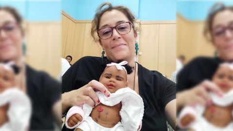 Rosa Pi�eiro, en un congreso en Asturias, con un mu�eco con ostom�a como la que tienen los pacientes