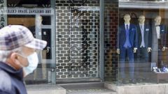 Comercios cerrados en la ciudad de Ferrol debido a la pandemia. Foto de archivo