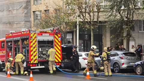 Bomberos y polic�as en el exterior del edificio en el que fue asesinada Larysa