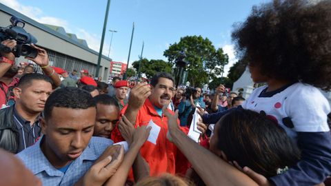 Nicol�s Maduro deposita su voto en Caracas.
