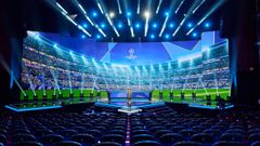 En el centro, el trofeo de la Champions League antes del inicio del sorteo.