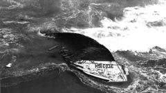 Proa de Os Tonechos en la playa de Avi�o. De ese naufragio solo apareci� un miembro de uno de los tripulantes.