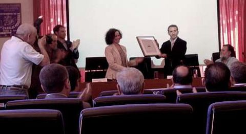 Juan Antonio Regal recibió ayer la cofradía de Celeiro el certificado de MSC para su merluza europea.