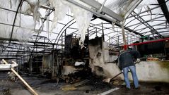 Calcinados tres cami�ns e un almac�n en un vivero de plantas en Boqueix�n