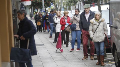 21 de marzo, d�a 7 de confinamiento. Despu�s de unos d�as de afluencia masiva y de acaparamiento de existencias en los supermercados, el ritmo de compras en el sector de la alimentaci�n comenz� a relajarse tras casi una semana de confinamiento. A�n as�, a puertas del fin de semana las colas crecieron. Tambi�n la compra �online�, con un 100 % m�s de pedidos en estos primeros d�as de cuarentena