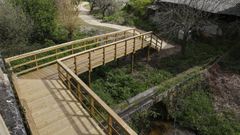 Pasarela en la senda fluvial del arroyo Sampil en Celanova.