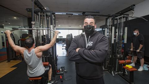 Luis Molins, gerente de Vital Fitness, en una sala del gimnasio, recientemente mejorada