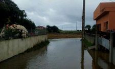 Una calle de Barreiros inundada ayer debido a los intensos aguaceros que se produjeron.