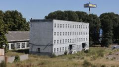 Antiguo cuartel de autom&oacute;viles de A Grela, situado frente a Marineda City