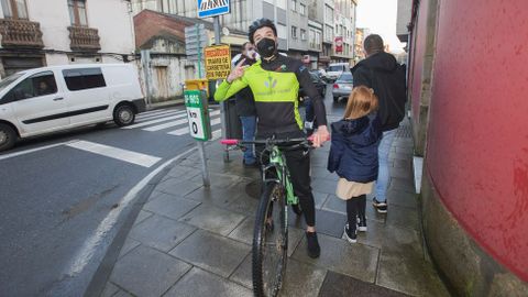 Ilusionante espera y recorrido de los Reyes por Carballo