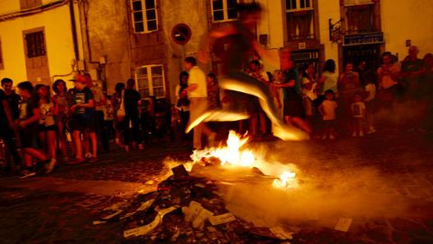 Cacharelas de San Xo�n en la r�a de San Pedro en Santiago. 