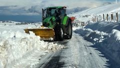 As� despejan la carretera de nieve en Tineo