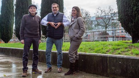 Jos� Luis Porto, Pedro Ba�z y Paula Tom�, directivos de la asociaci�n Pontecoraz�n, en la plaza de Barcelos de Pontevedra