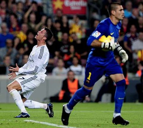 V�ctor Vald�s (derecha) volvi� a ser decisivo para el Bar�a; Cristiano fue la �nica referencia ofensiva del Madrid.