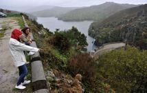 Laura y Oliva continuaban ayer buscando a Clavo en la zona a pesar de la lluvia. 