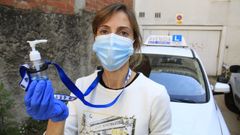 Sara P�rez, directora y profesora de la autoescuela Avenida, de Lugo, equipada con mascarilla, guantes e hidrogel 