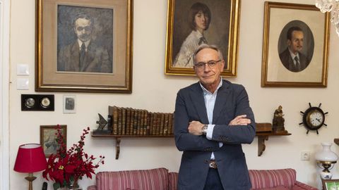 El notario de Carballo Carlos Mosquera en su casa de Ponteceso, donde ahora reside