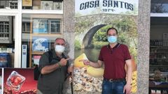 El chef Jos� Andr�s, quien hizo el Camino de Santiago junto a su mujer, se detuvo en Casa Santos (Melide) para conversar con Santos L�pez, interesado por los productos locales y los efectos de la pandemia en negocios como el suyo. La intenci�n del cocinero era celebrar hoy su 52 cumplea�os en Compostela.