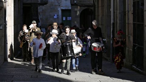 Desfile de carnaval del conservatorio de Ribadavia.En Ribadavia, el desfile de entroido combin disfraces y mucha msica. Estaba protagonizado por los integrantes del conservatorio