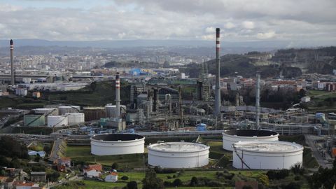 La refiner�a de Repsol, con la ciudad de A Coru�a al fondo.