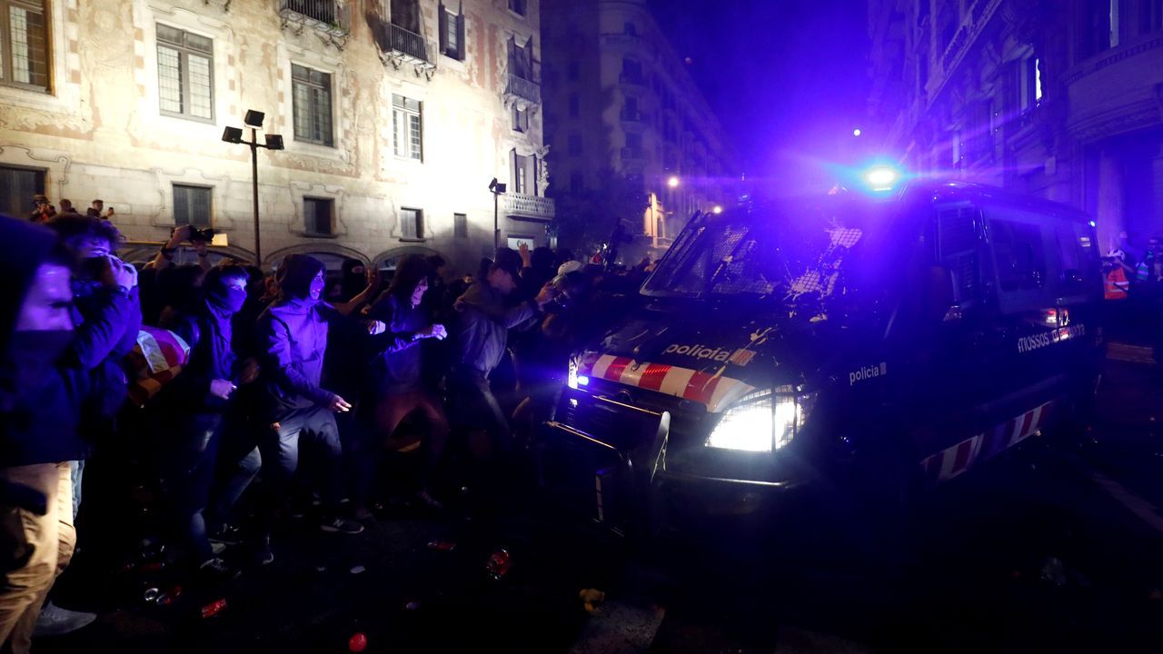 Miles de personas se concentran en Barcelona contra la sentencia del 1 ...