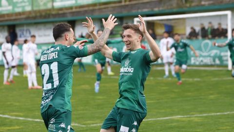 Diego celebra con &Aacute;lex L&oacute;pez el 2-1 que en aquel momento remontaba la ventaja del Castilla en Espi&ntilde;edo