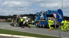 El vuelvo de la hormigonera oblig� a actuar a los bomberos de Arteixo, la Guardia Civil y t�cnicos especializados para retirar el veh�culo