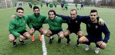 Churre, Maceira, Adri�n Cruz, Jonathan Aspas y Iosu Villar, los cinco jugadores del Racing nacidos en el entorno de la r�a de Vigo, ayer en Aneiros. 