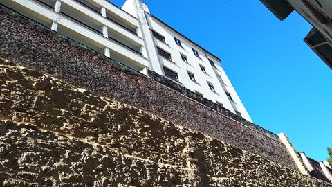 El recrecido construido por la Casa Sacerdotal sobre la muralla medieval de Oviedo, en su parte exterior