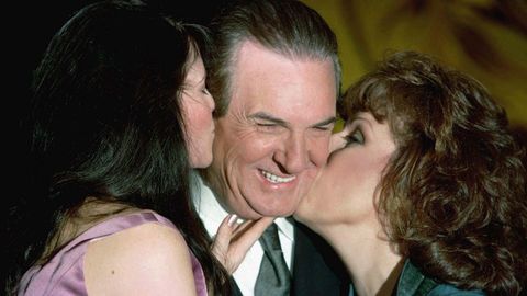 Aiello, entre las actrices Lucy Lawless y Joy Behar