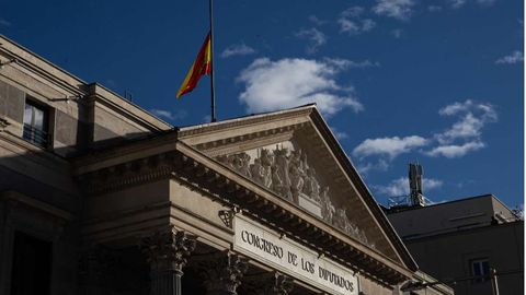 Bandera a media asta en el Congreso de los Diputados por las v�ctimas del accidente ferroviario