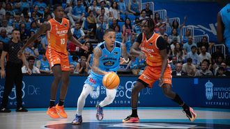 DeWayne Russell, presionado por Bracou Badio en la visita del Valencia al Pazo.