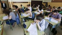 Los a�os con un m�nimo de plazas en la oposici�n, en la imagen un examen en Lugo, explica en parte del envejecimiento del profesorado gallego