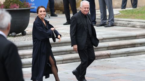 Ana Belén y Víctor Manuel a la salida del Hotel Reconquista para dirigirse al Teatro Campoamor ante la ceremonia de entrega de los 'Premios Princesa de Asturias 2024', a 25 de octubre de 2024, en Oviedo, Asturias