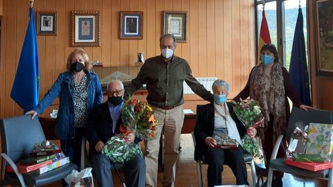 EL ALCALDE Y LA CONCEJALA DE MAYORES ELMA SUAREZ CON LOS ABUELOS DEL AÑO 2021.