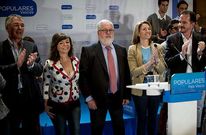 Ca�ete, ayer en un acto electoral en Bilbao con l�deres del PP vasco, como la presidenta, Arantza Quiroga.