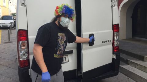 Carlos P�rez, junto a la plaza de Abastos, listo para empezar el reparto