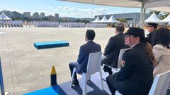 El alcalde de Ferrol y el subdelegado del Gobierno, con el resto de autoridades, en la jura de bandera