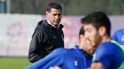 Fernando Hierro dirige un entrenamiento