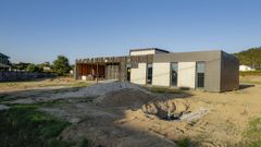 Seg�n apuntan varias agencias inmobiliarias, una de las razones por las que Outeiro de Rei se ha vuelto una opci�n atractiva para muchos lucenses es la facilidad para adquirir permisos de obra. En la imagen, una construcci�n en Lugar de Mosteiro.