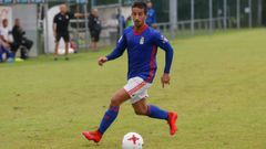 Real Oviedo Vetusta Horizontal.Ernesto conduciendo un bal�n con el Vetusta